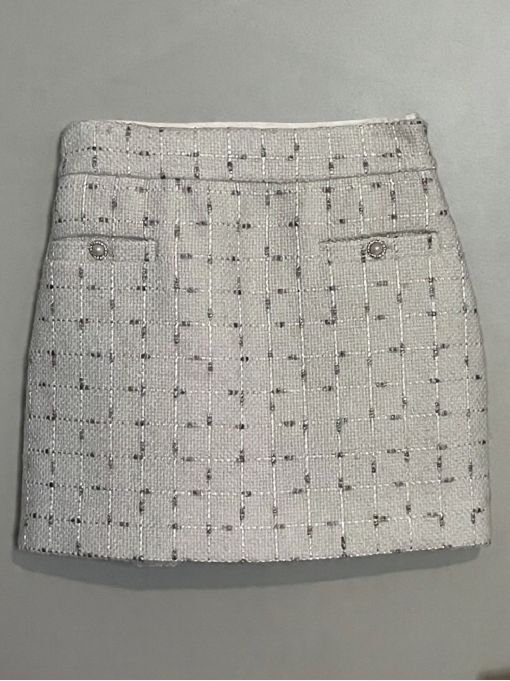 Assignment Woman’s White Tweed Mini Skirt with Pearl-Style Buttons Sz M